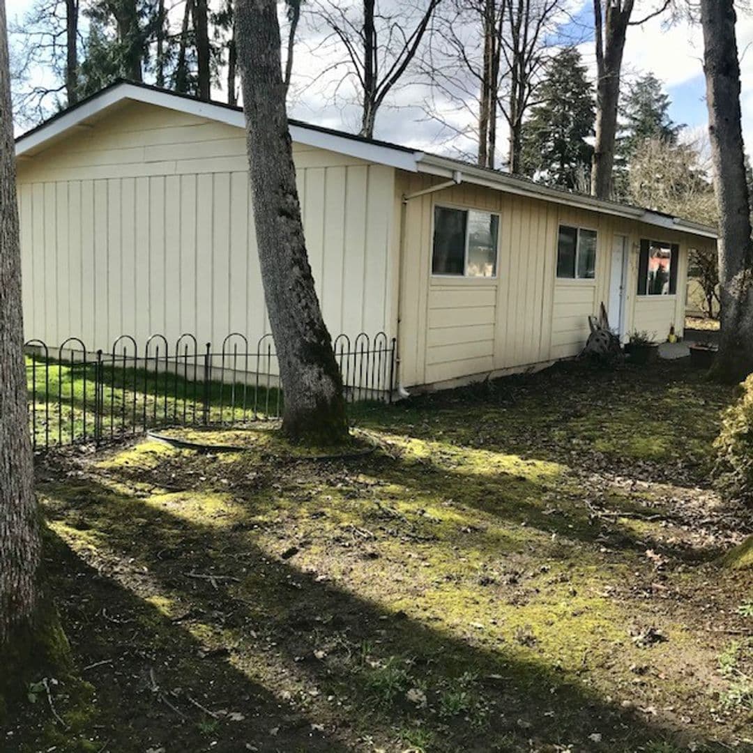Newberg Apartment: 2500-2507 E Hawthorne Dr