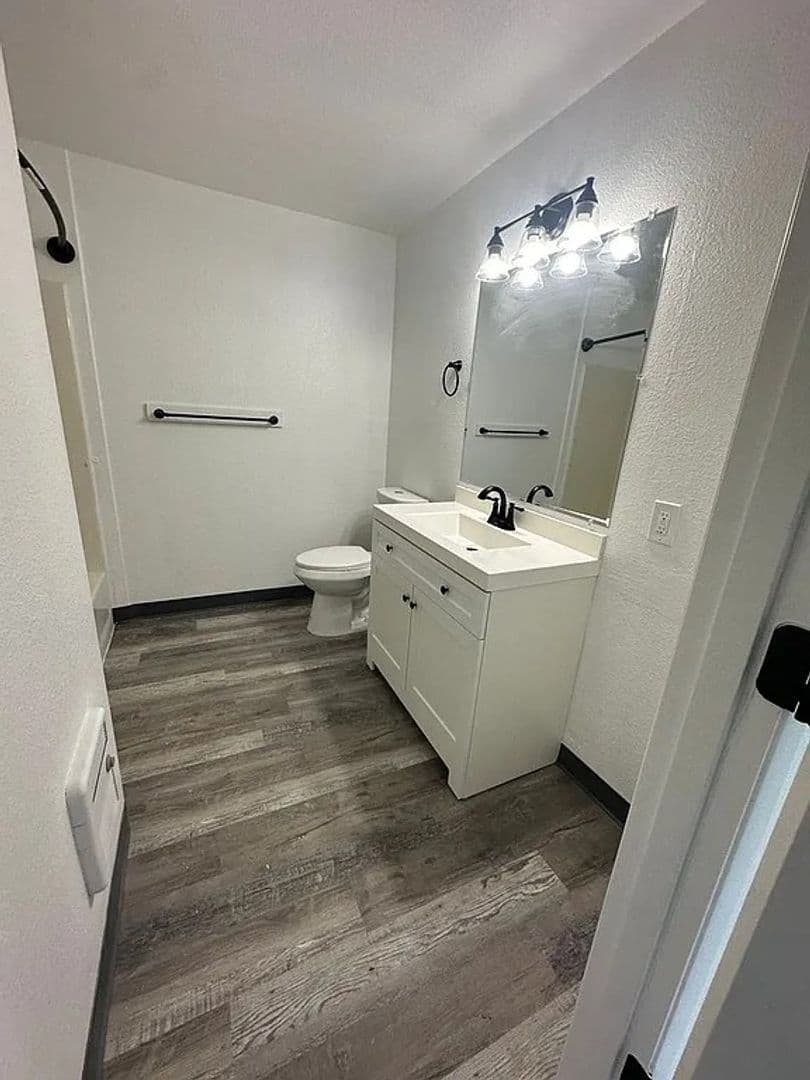 McMinnville Apartment: 230-282  SE Evans St
