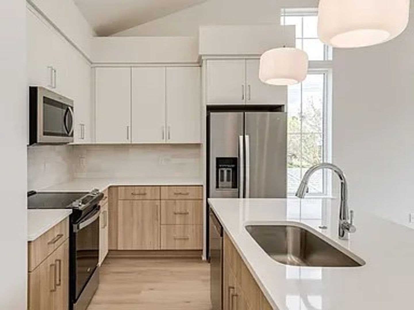 Portland Apartment: 4785 N. Albina Ave