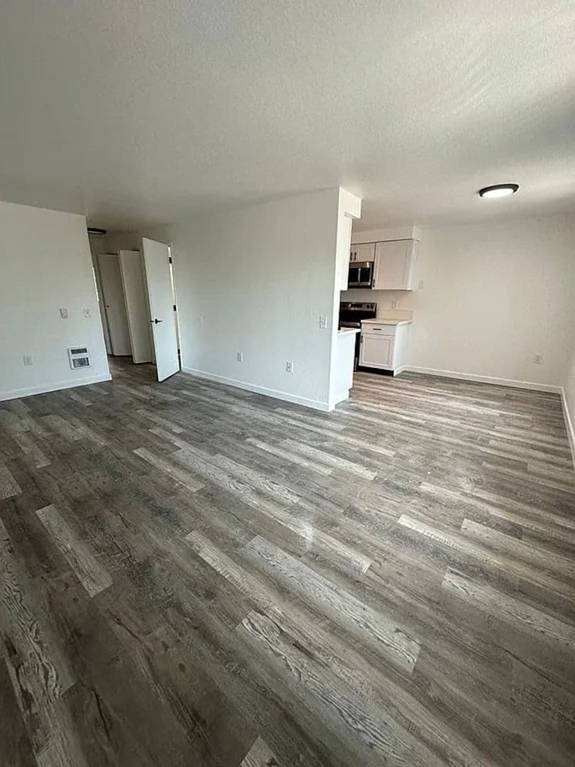 McMinnville Apartment: 230-282  SE Evans St