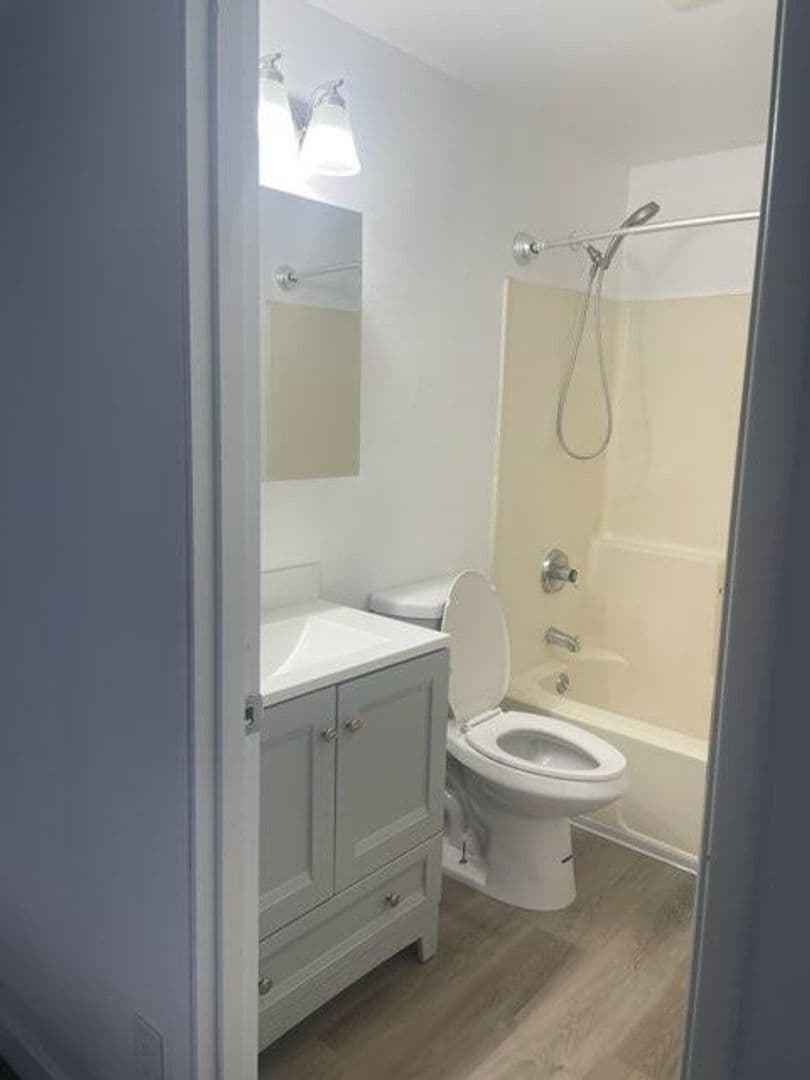 Saint Helens Apartment: 2375, 2405, 2415, 2475 Columbia Blvd.