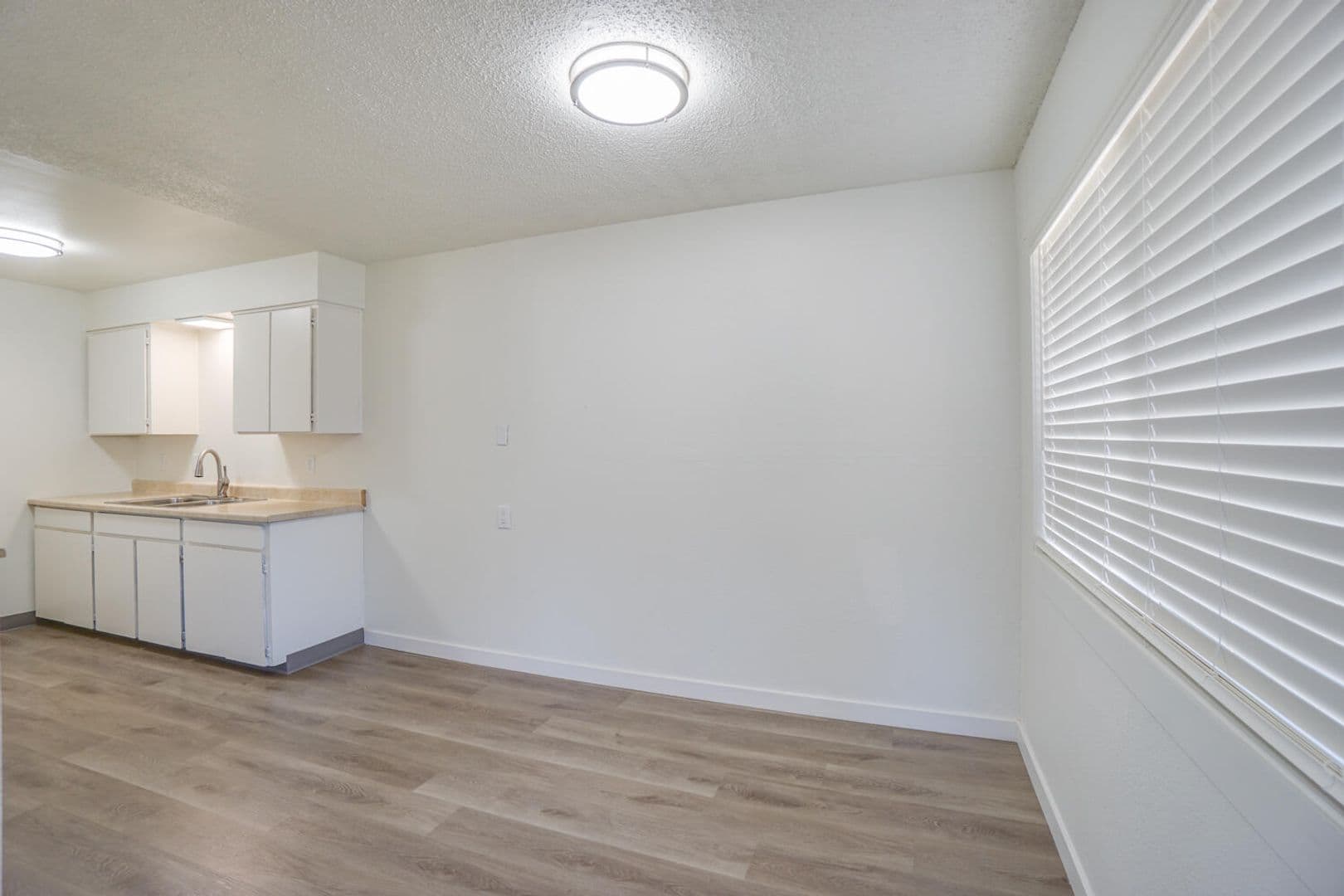 Estacada Apartment: 704 N Broadway St