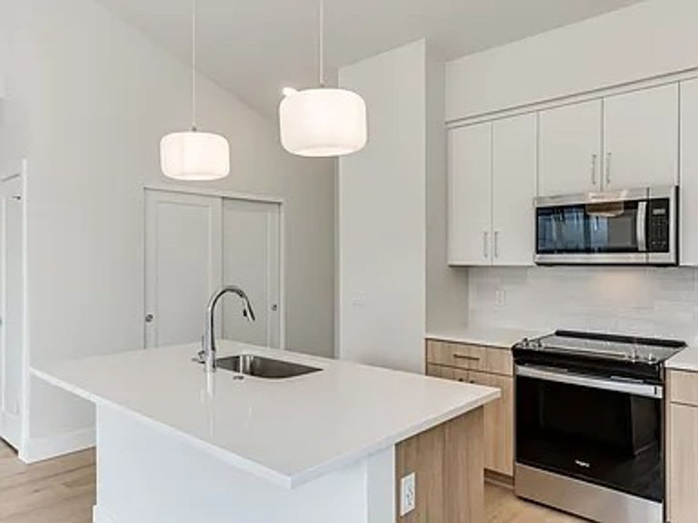 Portland Apartment: 4785 N. Albina Ave