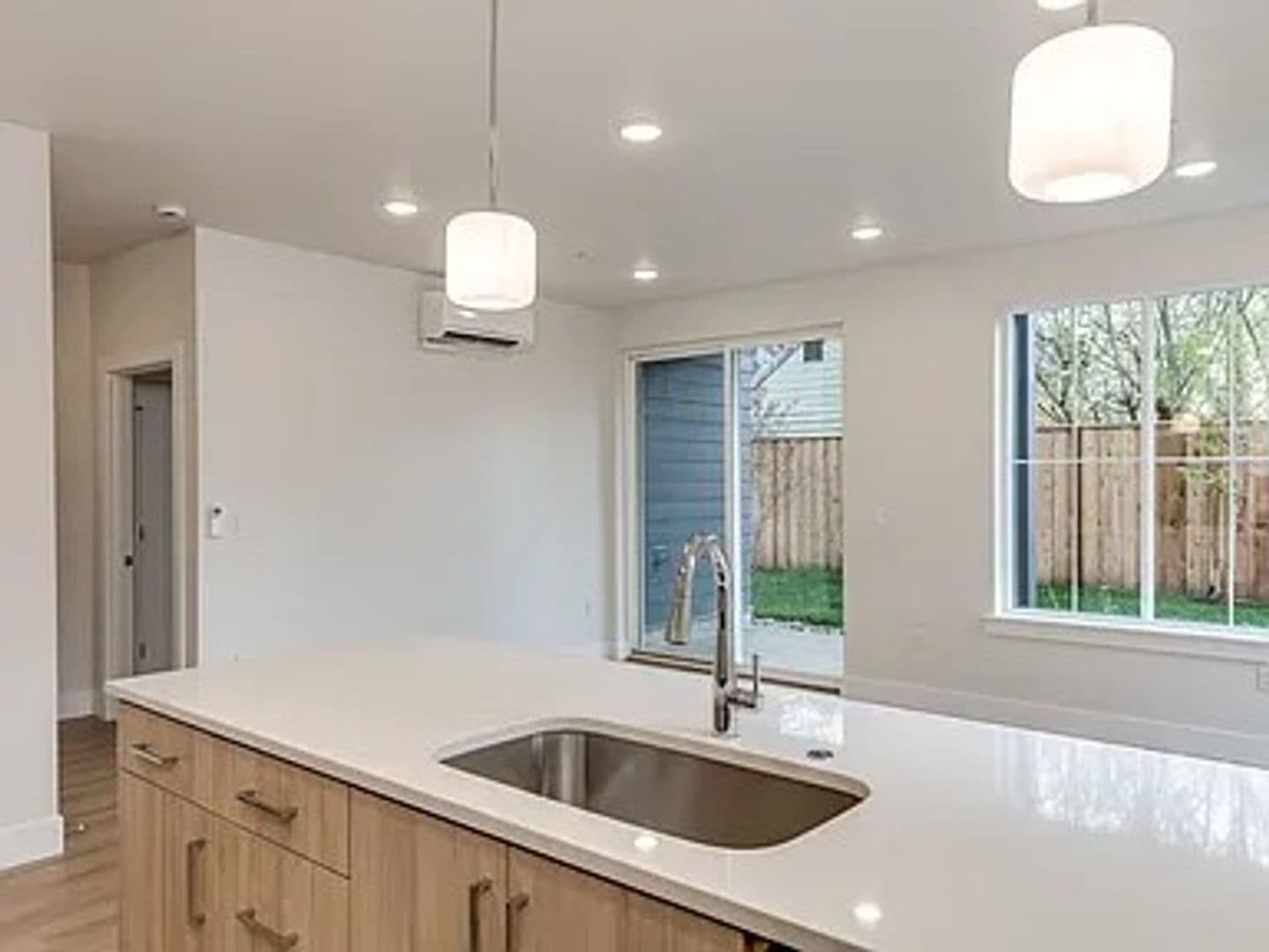 Portland Apartment: 4785 N. Albina Ave