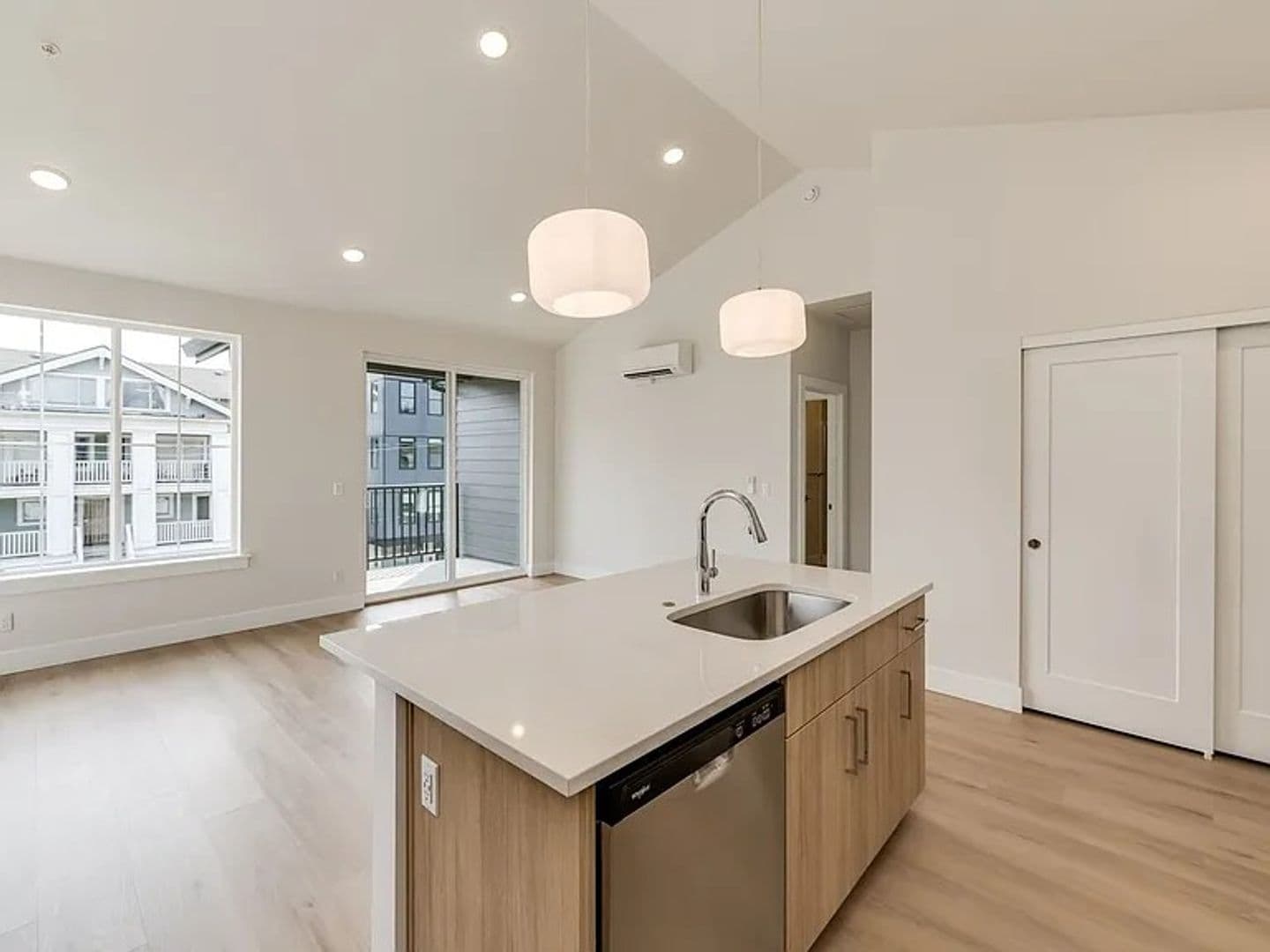 Portland Apartment: 4785 N. Albina Ave