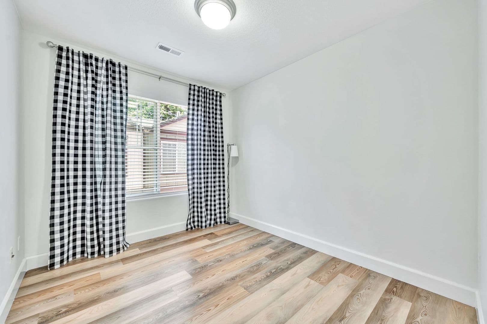 Portland Apartment: 17512-17572 SE Pine St.