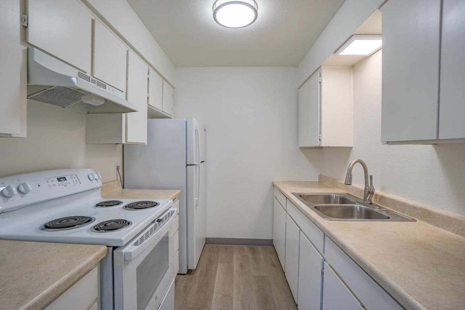 Estacada Apartment: 704 N Broadway St