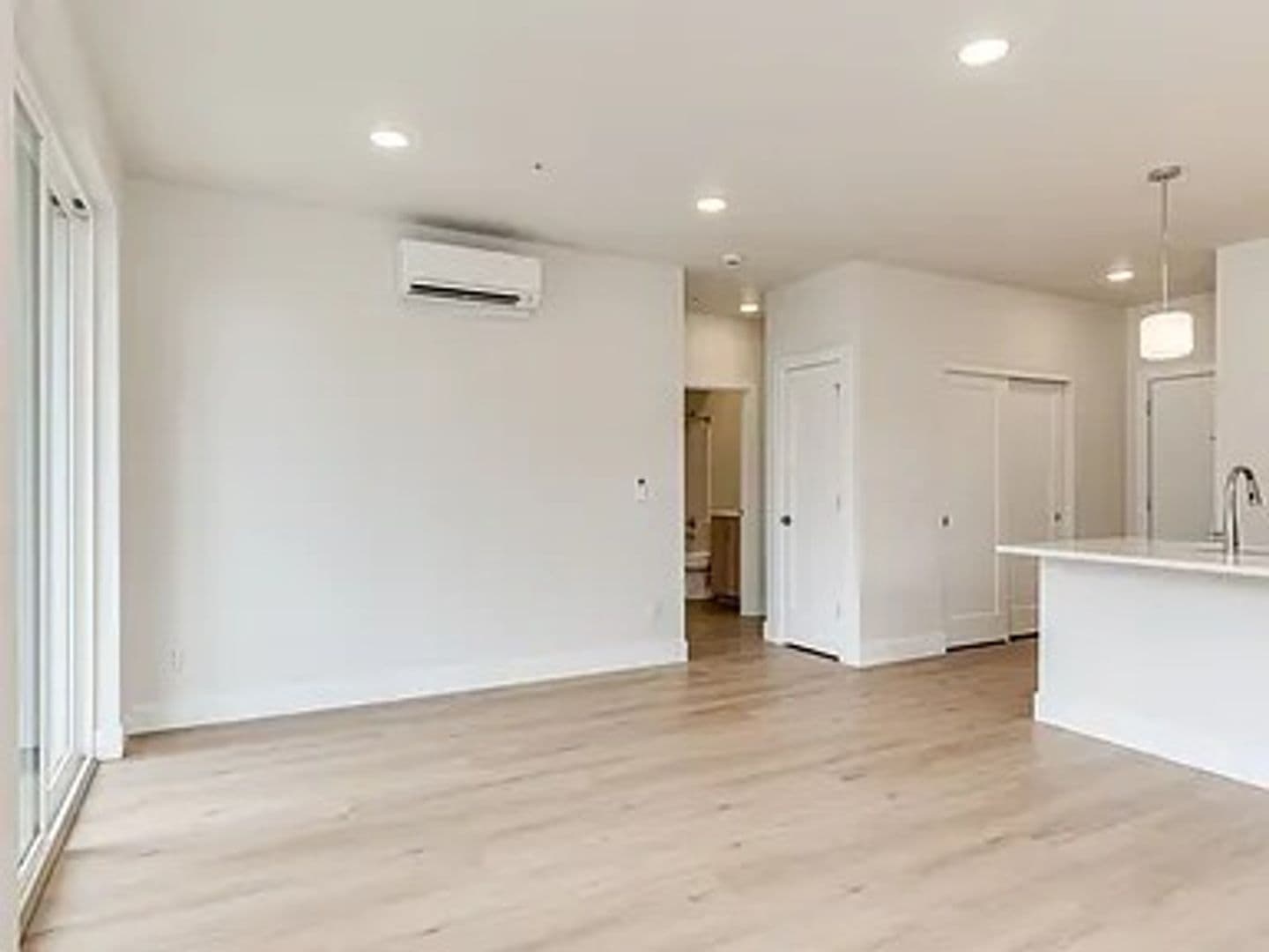 Portland Apartment: 4785 N. Albina Ave