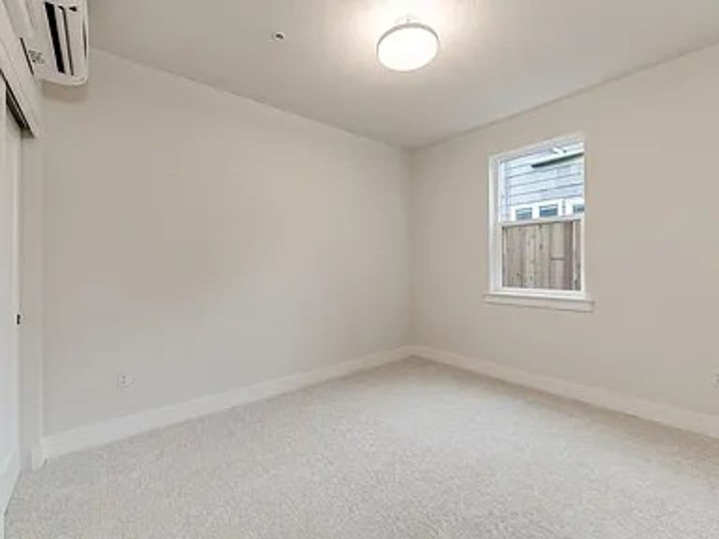 Portland Apartment: 4785 N. Albina Ave