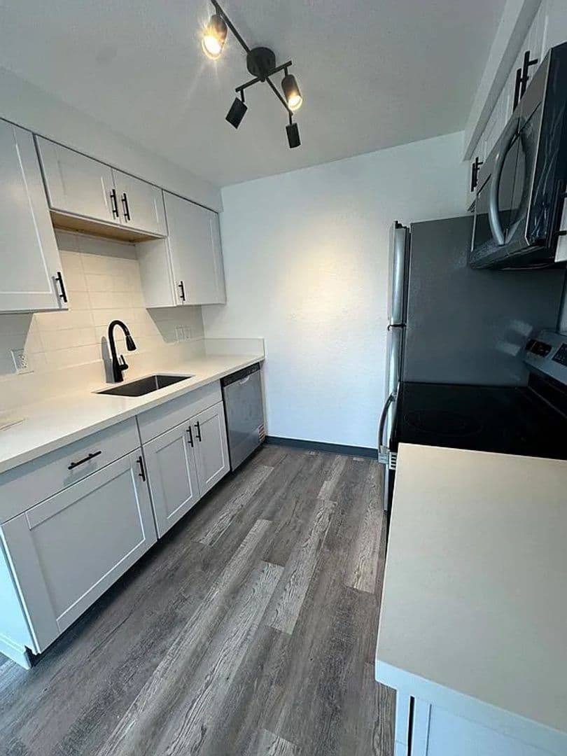 McMinnville Apartment: 230-282  SE Evans St