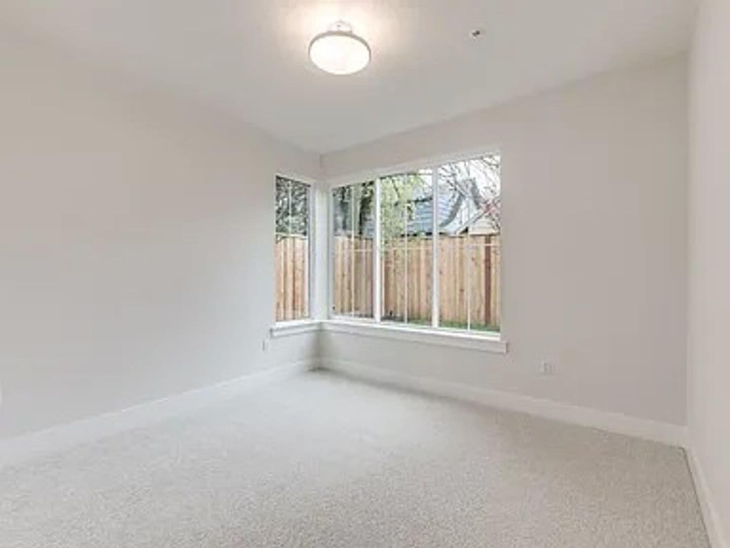 Portland Apartment: 4785 N. Albina Ave