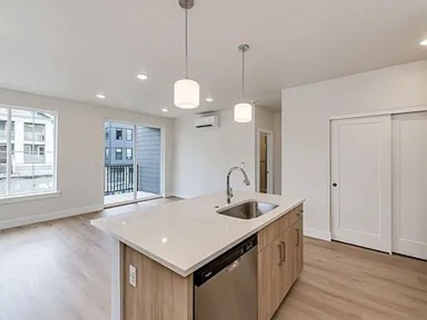 Portland Apartment: 4785 N. Albina Ave