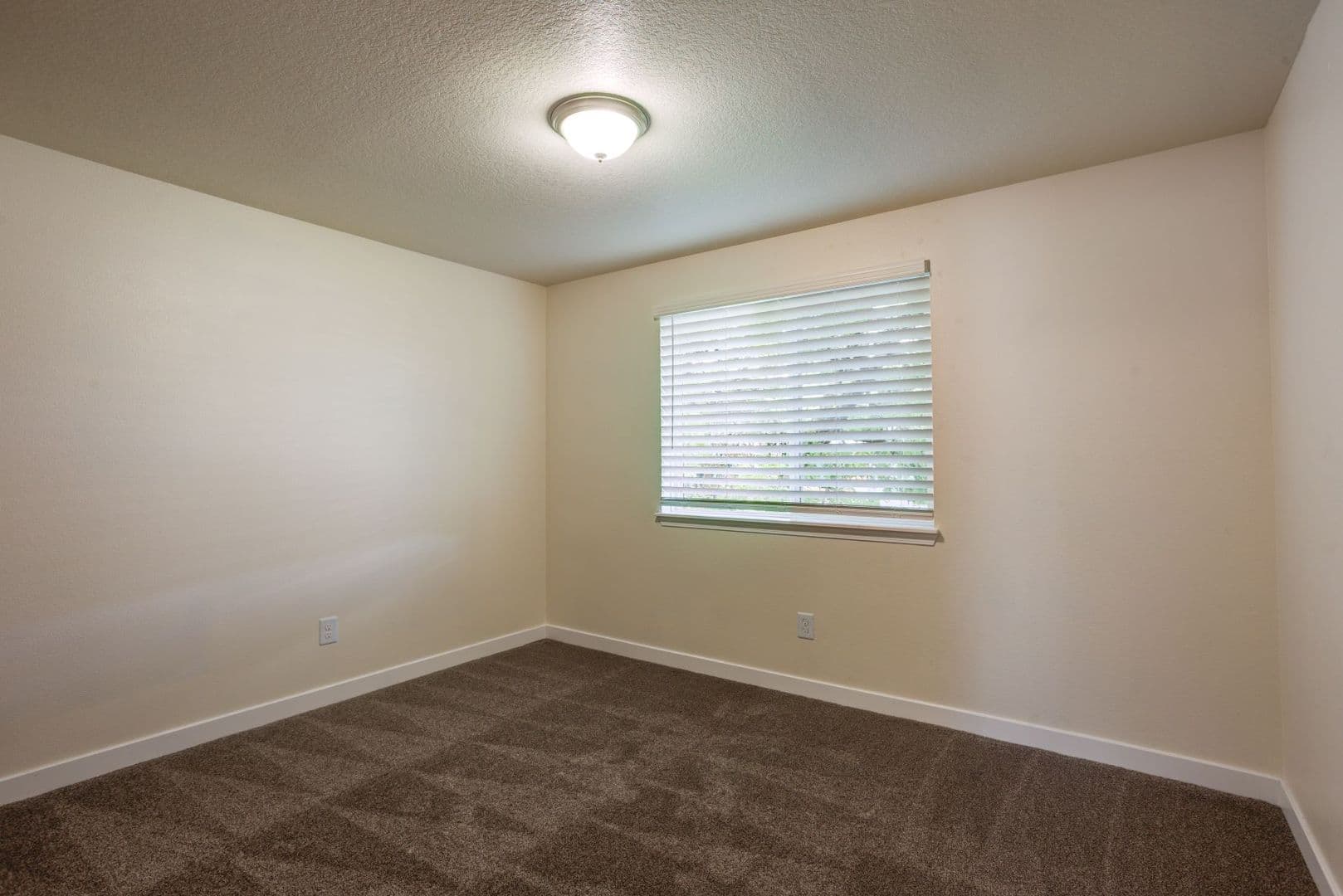 Estacada Apartment: 710 N Broadway St