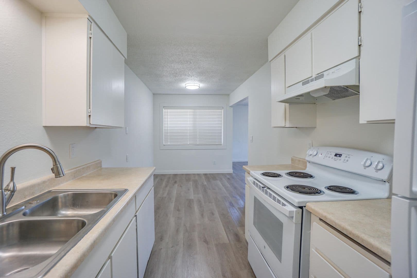 Estacada Apartment: 704 N Broadway St