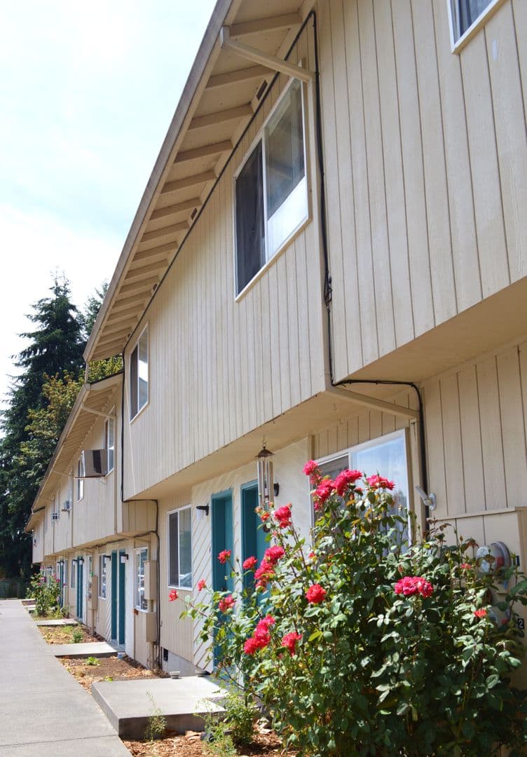 Saint Helens Apartment: 2375, 2405, 2415, 2475 Columbia Blvd.
