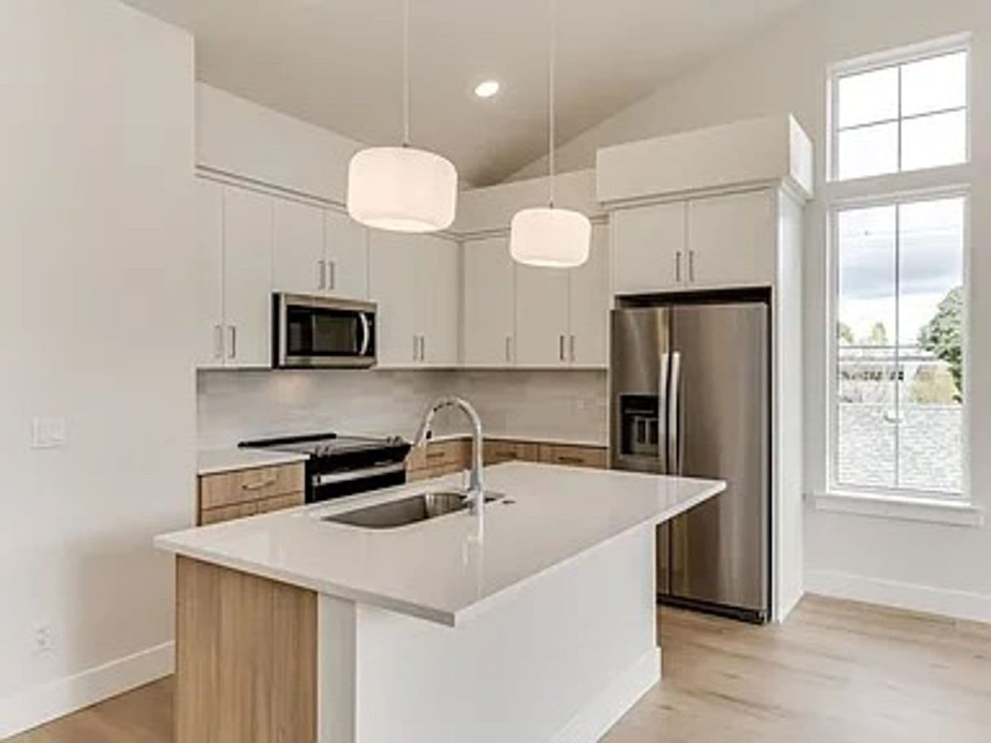 Portland Apartment: 4785 N. Albina Ave