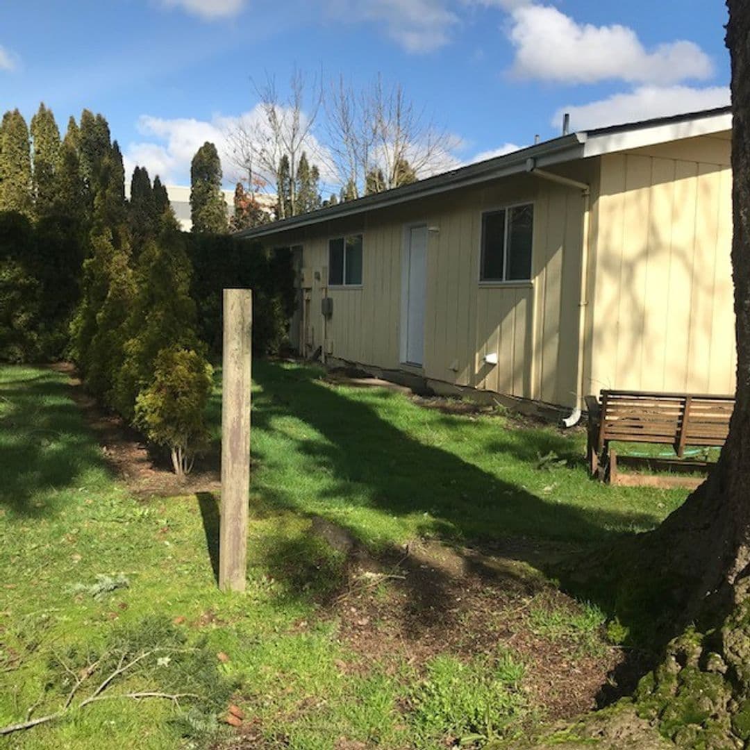 Newberg Apartment: 2500-2507 E Hawthorne Dr