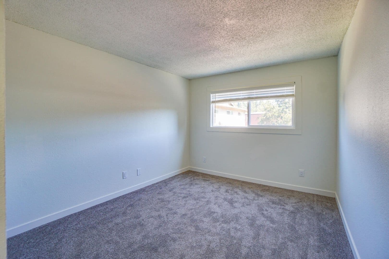 Estacada Apartment: 704 N Broadway St
