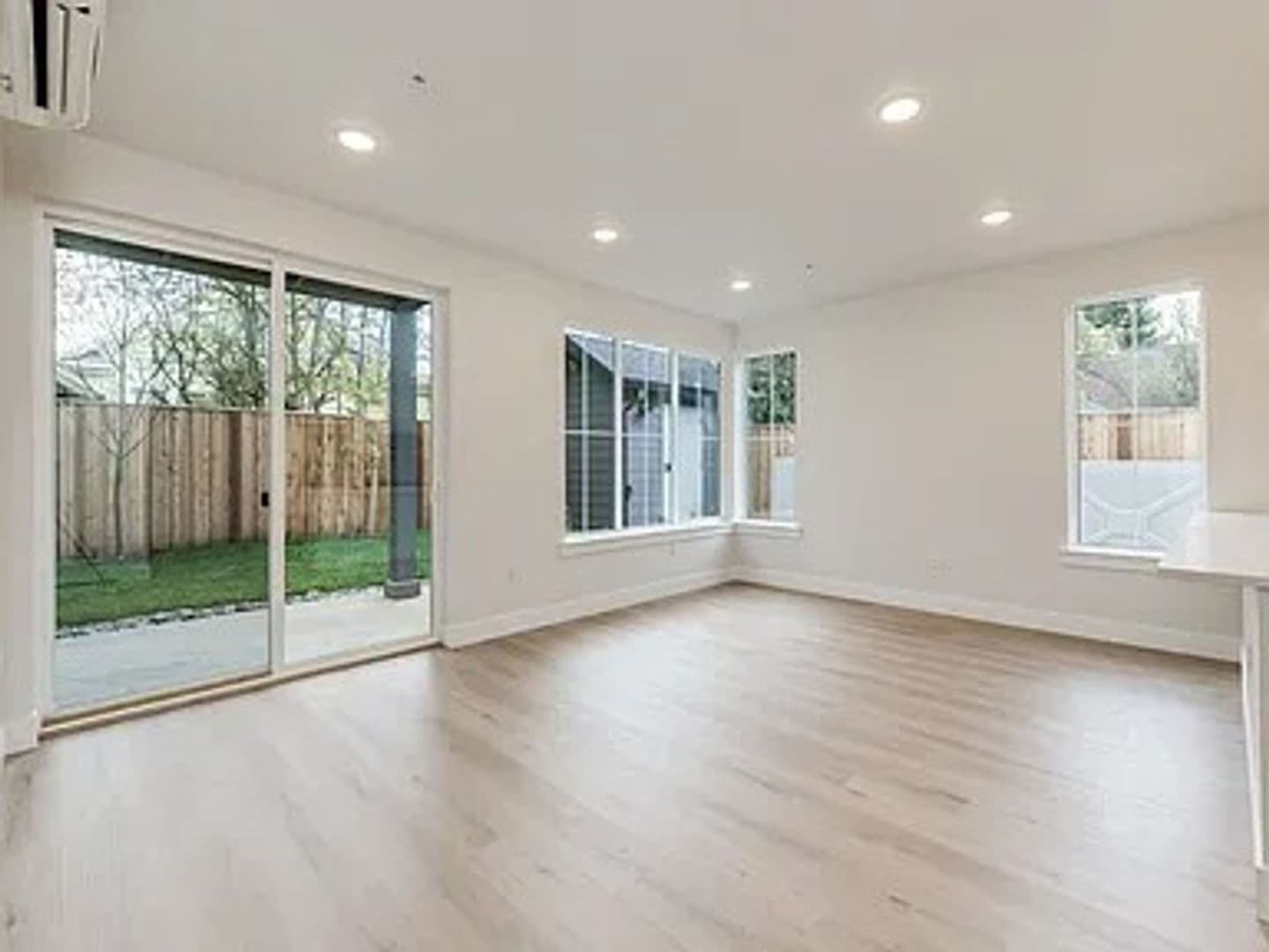 Portland Apartment: 4785 N. Albina Ave