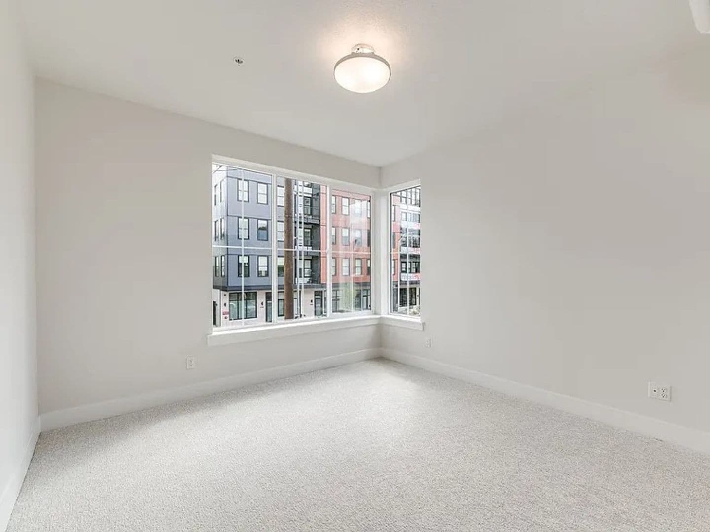 Portland Apartment: 4785 N. Albina Ave