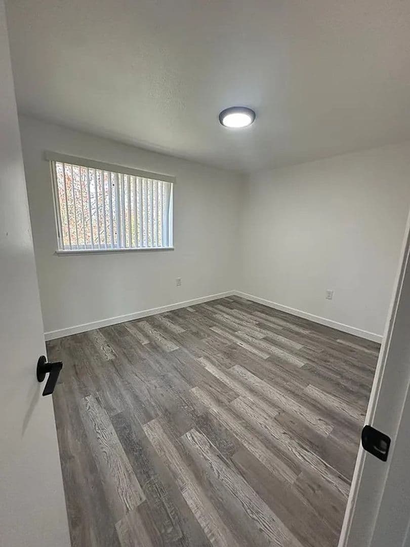 McMinnville Apartment: 230-282  SE Evans St