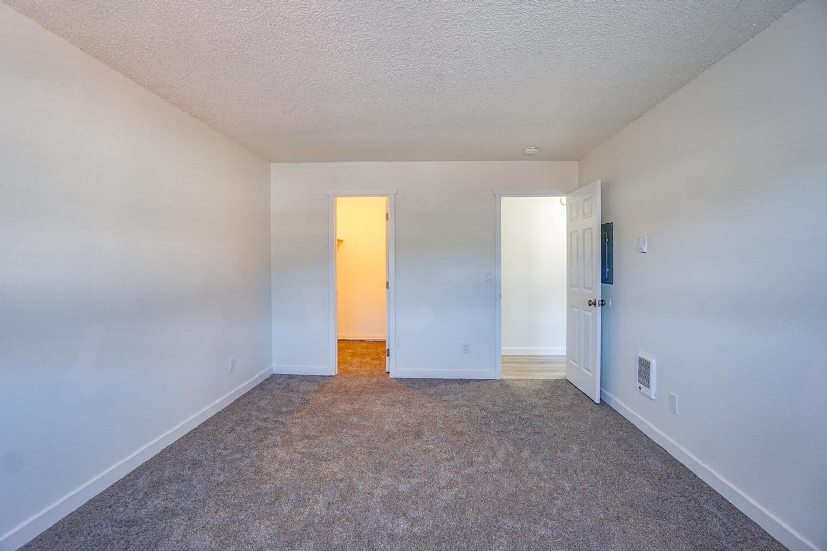Estacada Apartment: 704 N Broadway St