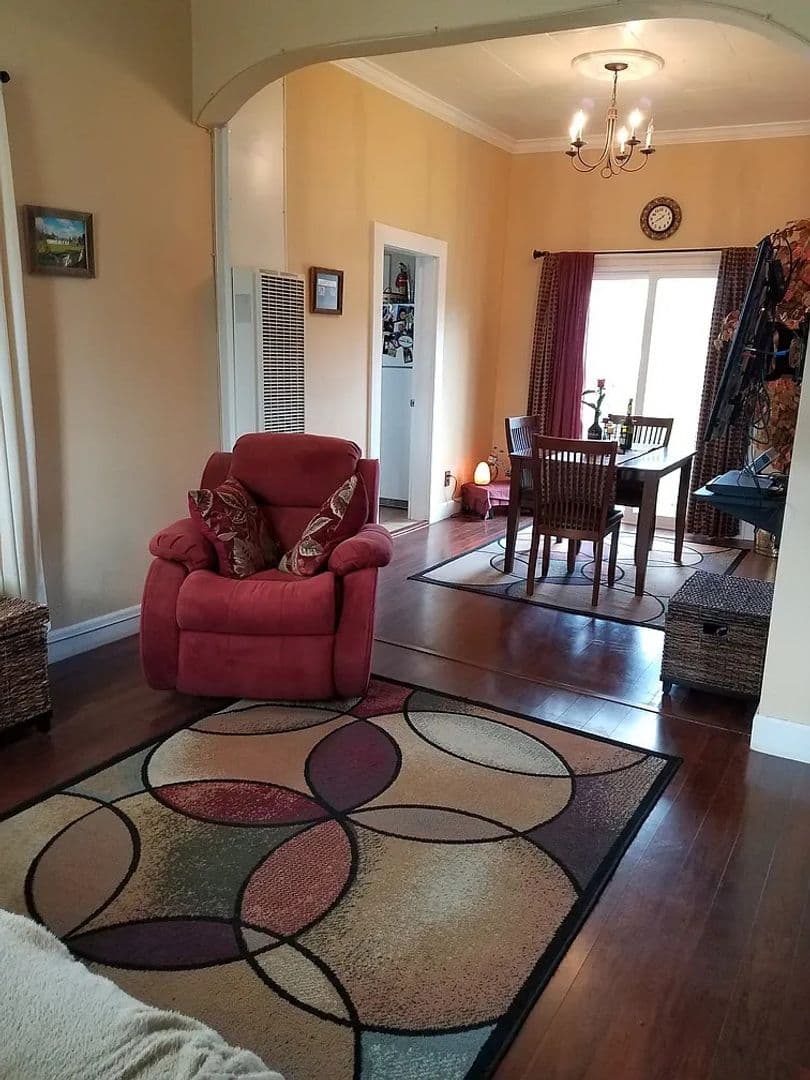 Stayton House: 1178 N 3rd Ave
