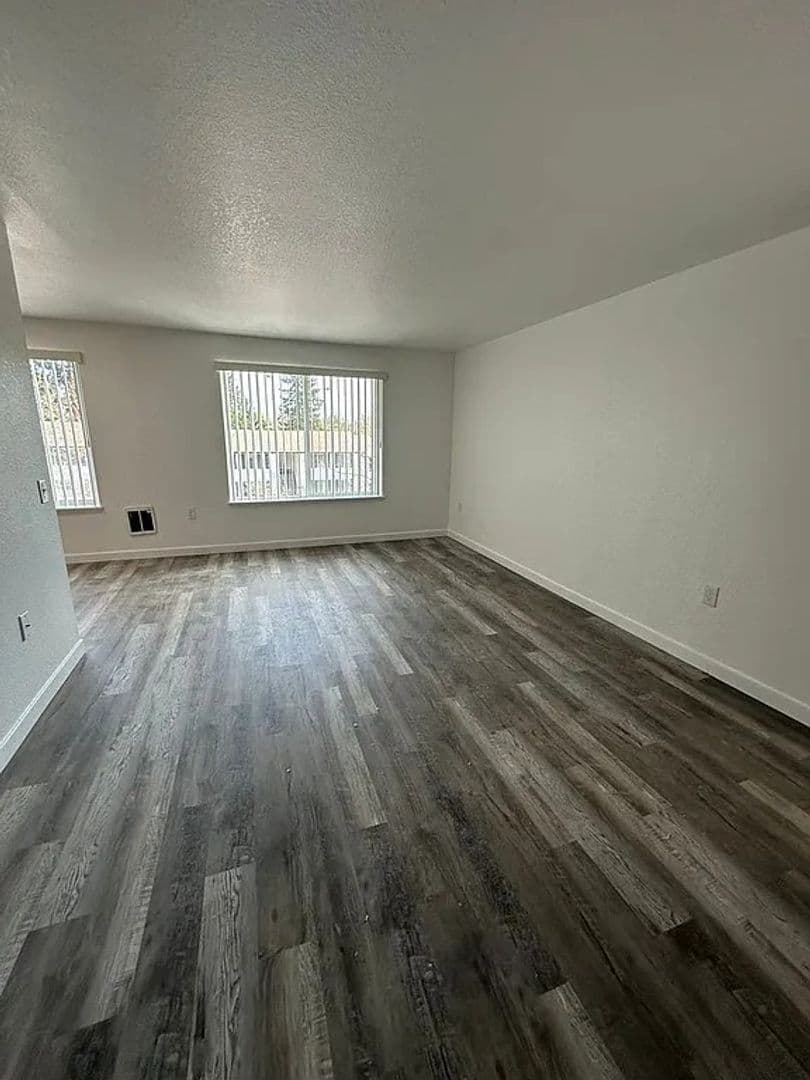 McMinnville Apartment: 230-282  SE Evans St