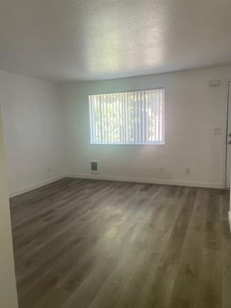 Saint Helens Apartment: 2375, 2405, 2415, 2475 Columbia Blvd.