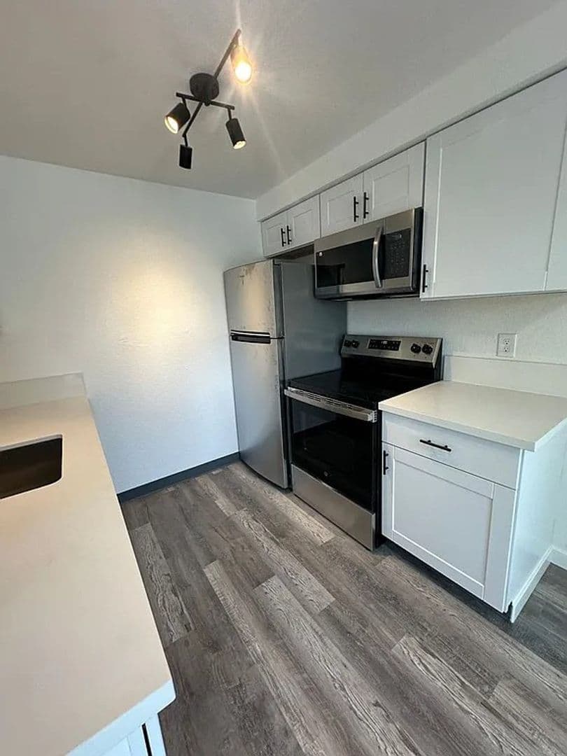 McMinnville Apartment: 230-282  SE Evans St