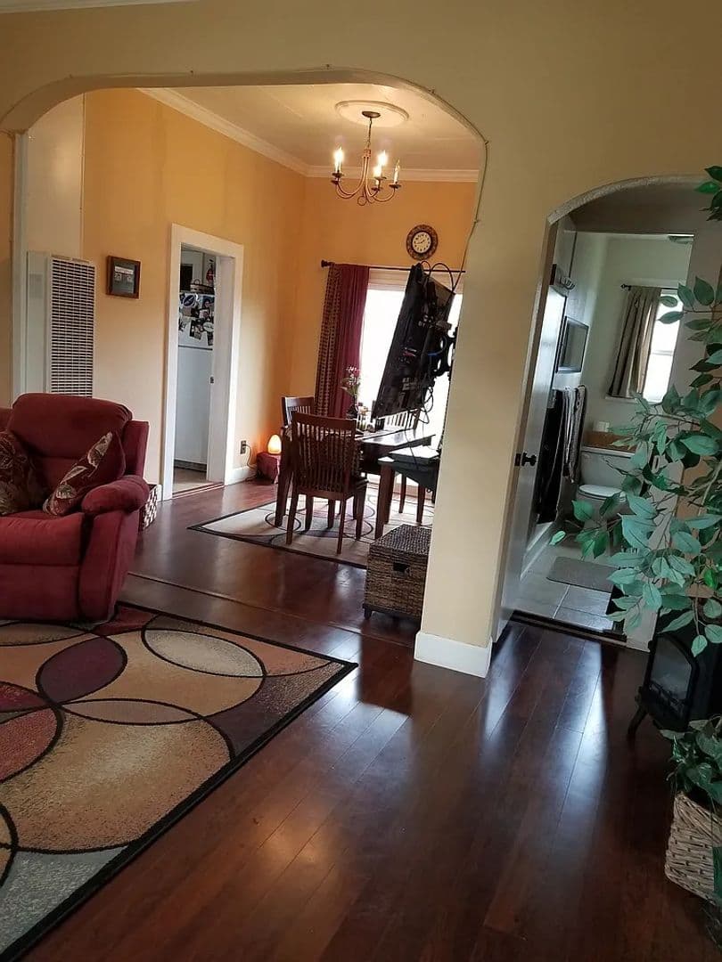Stayton House: 1178 N 3rd Ave