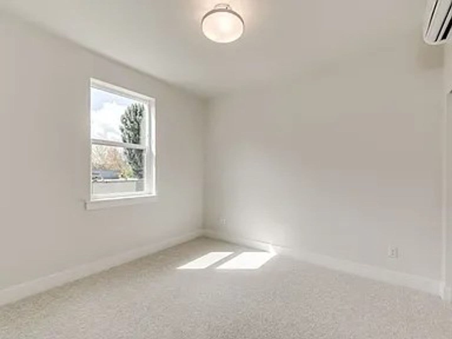 Portland Apartment: 4785 N. Albina Ave