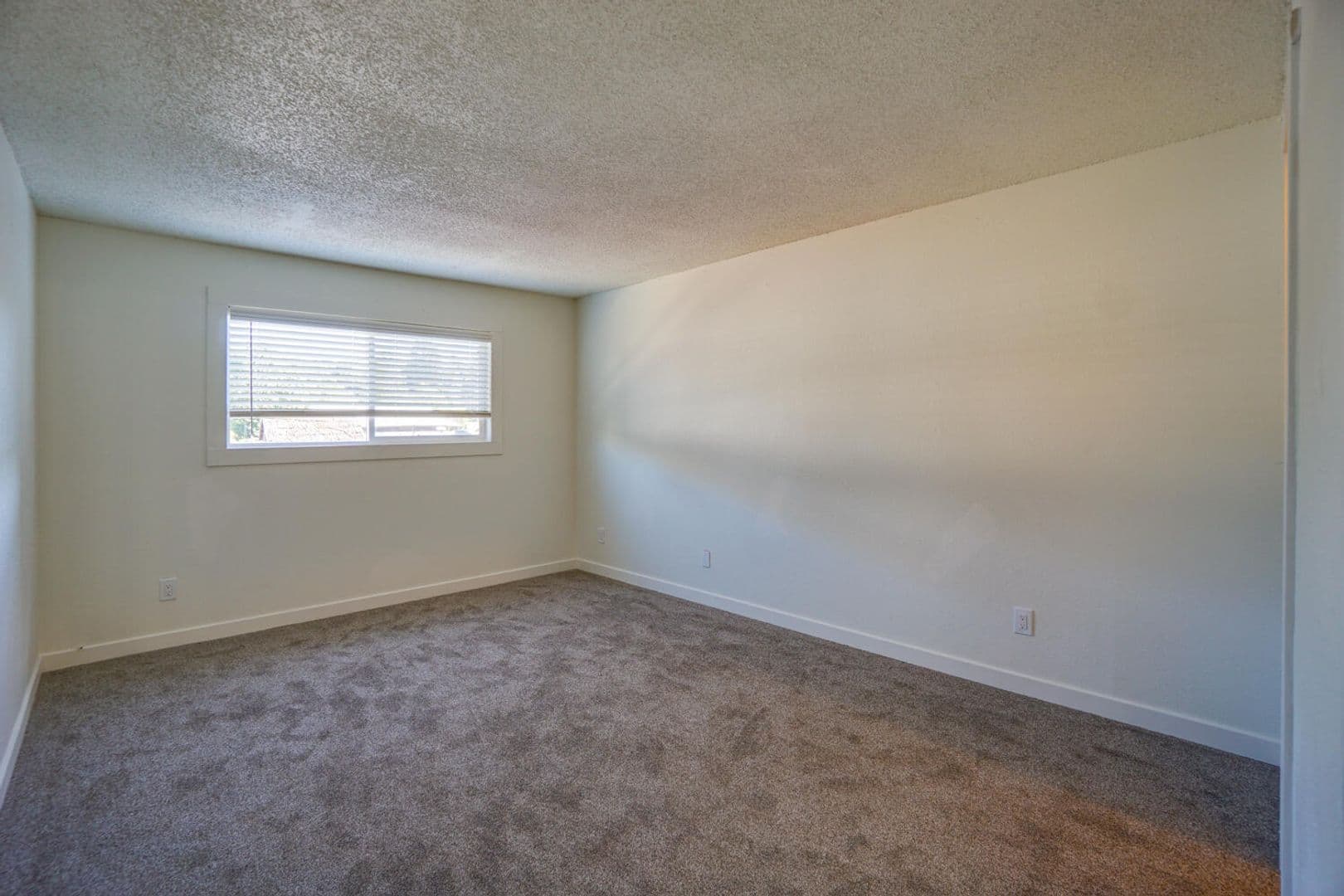Estacada Apartment: 704 N Broadway St