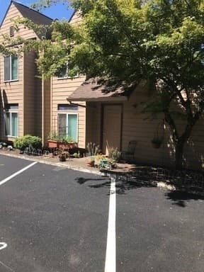 McMinnville Apartment: 2019 NE McDonald Lane