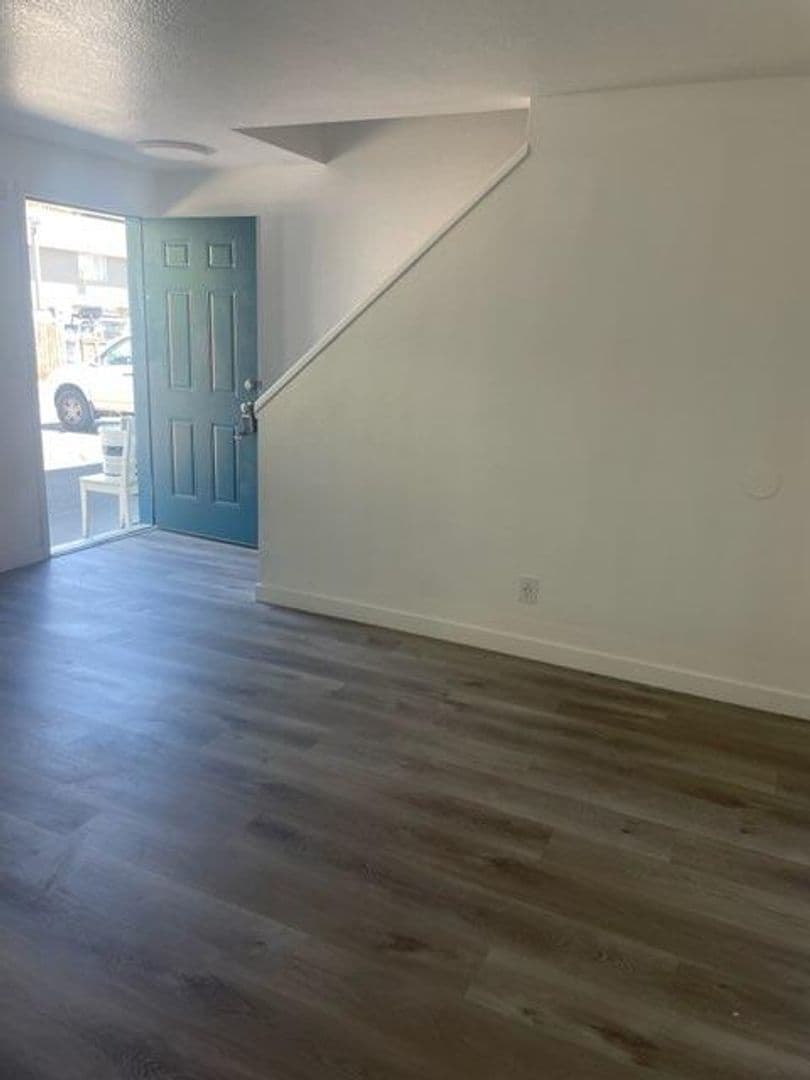 Saint Helens Apartment: 2375, 2405, 2415, 2475 Columbia Blvd.
