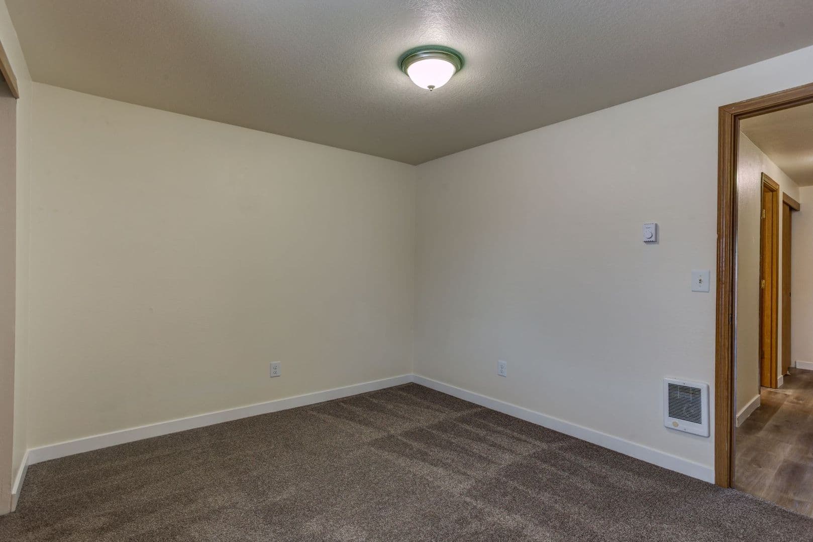 Estacada Apartment: 710 N Broadway St
