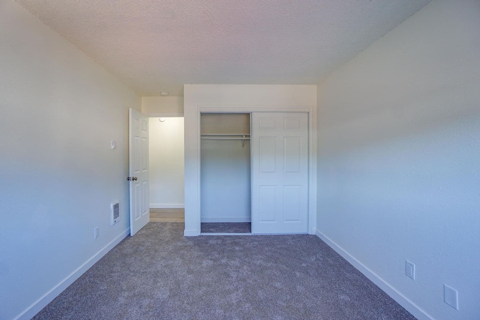 Estacada Apartment: 704 N Broadway St