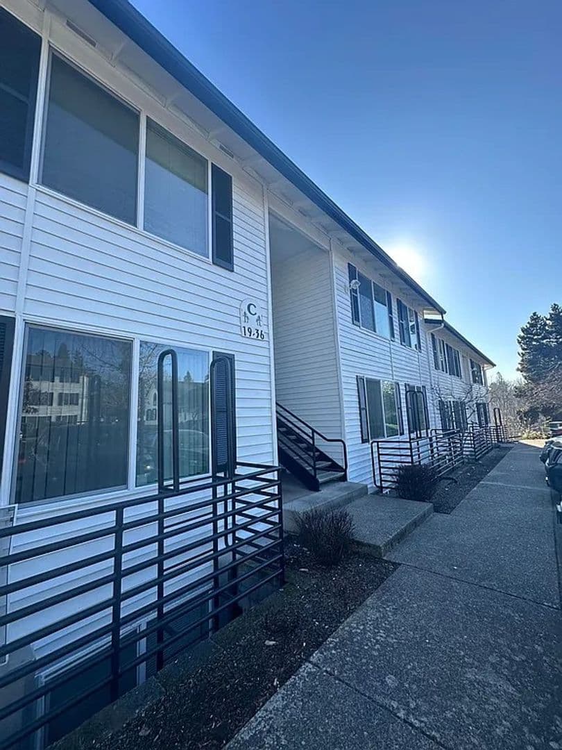 McMinnville Apartment: 230-282  SE Evans St