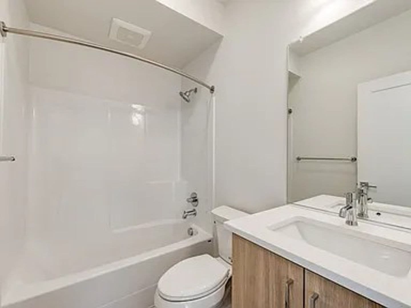 Portland Apartment: 4785 N. Albina Ave