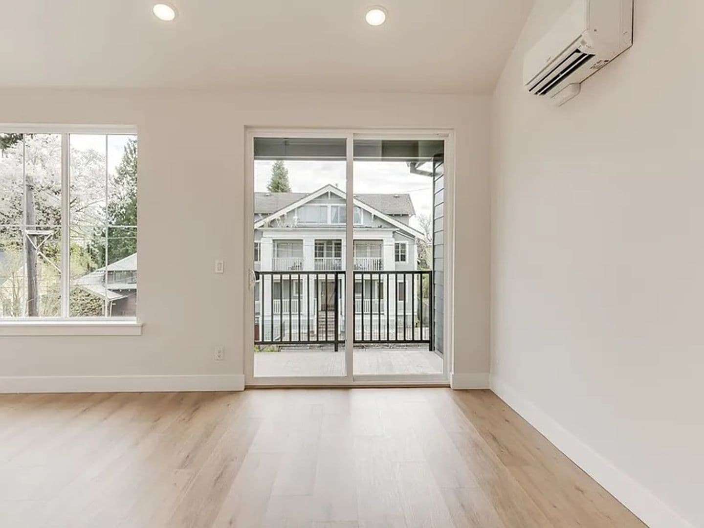 Portland Apartment: 4785 N. Albina Ave
