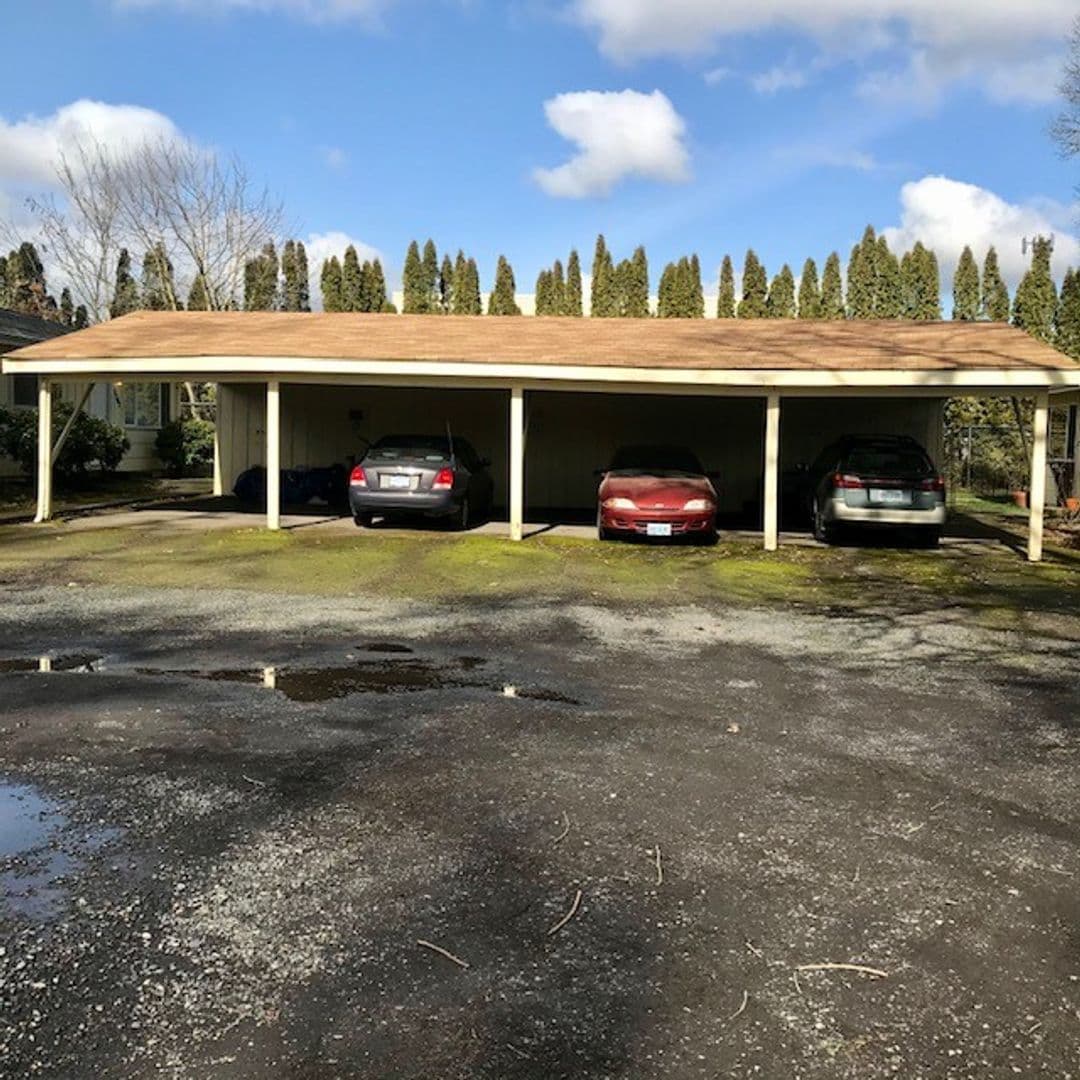 Newberg Apartment: 2500-2507 E Hawthorne Dr