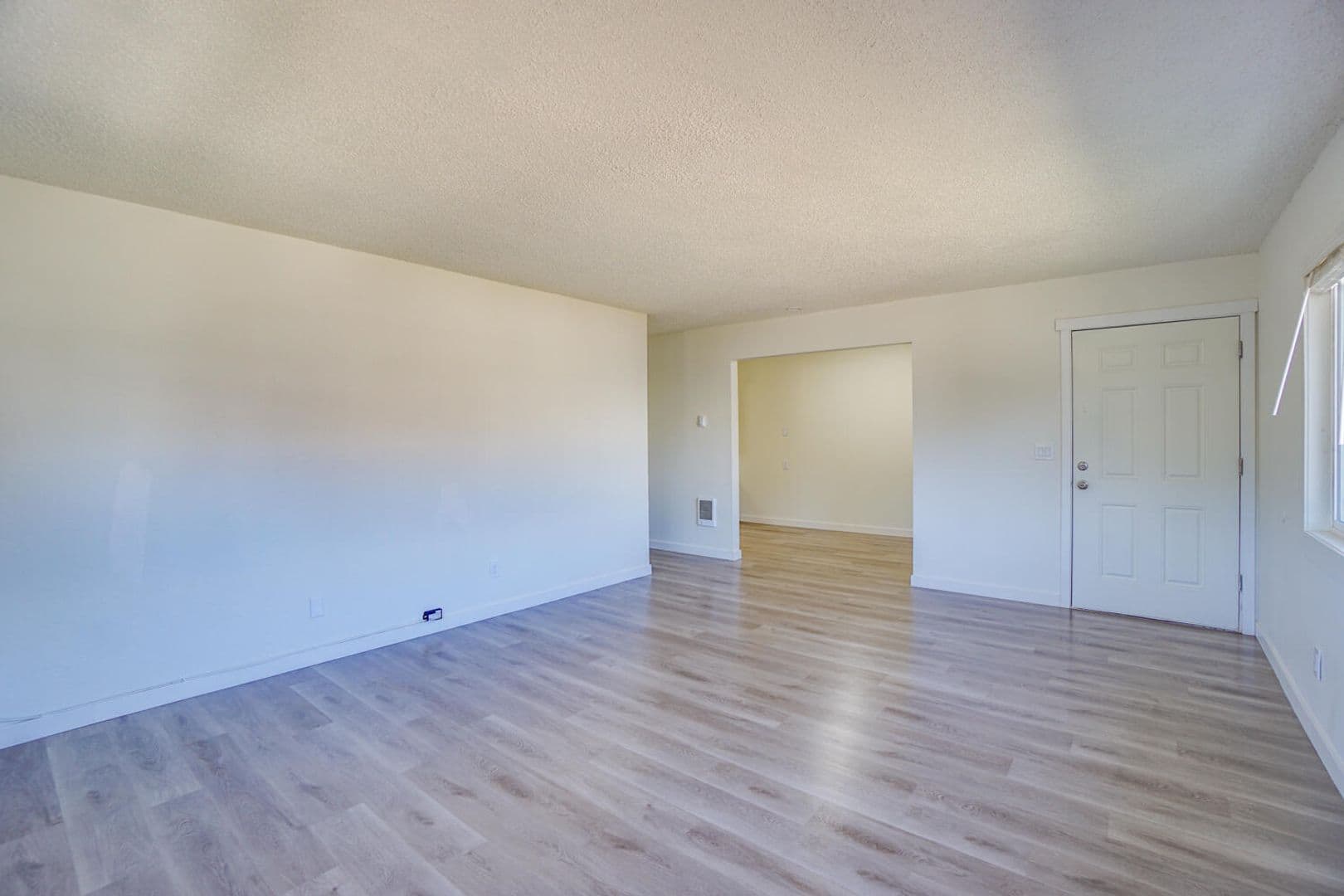 Estacada Apartment: 704 N Broadway St