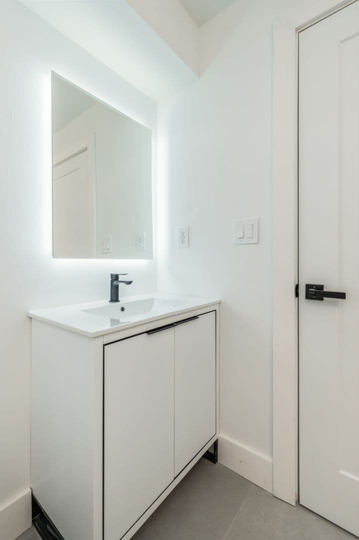 Philadelphia Apartment: 734 South 17th Street