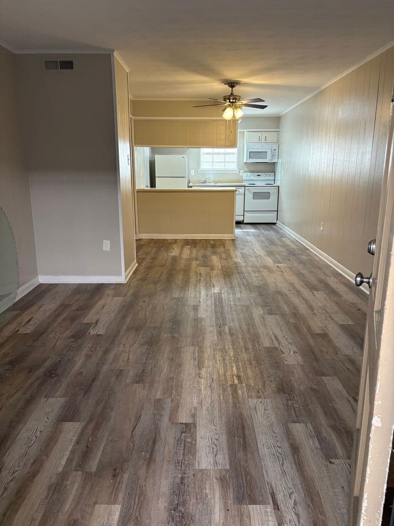 River Ridge Apartment: 10542 Jefferson Hwy.