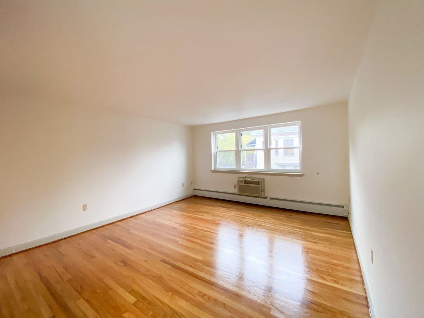 Hartford Apartment: 180 Bond St