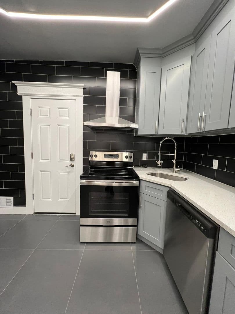 New Haven Apartment: 423 Shelton Ave