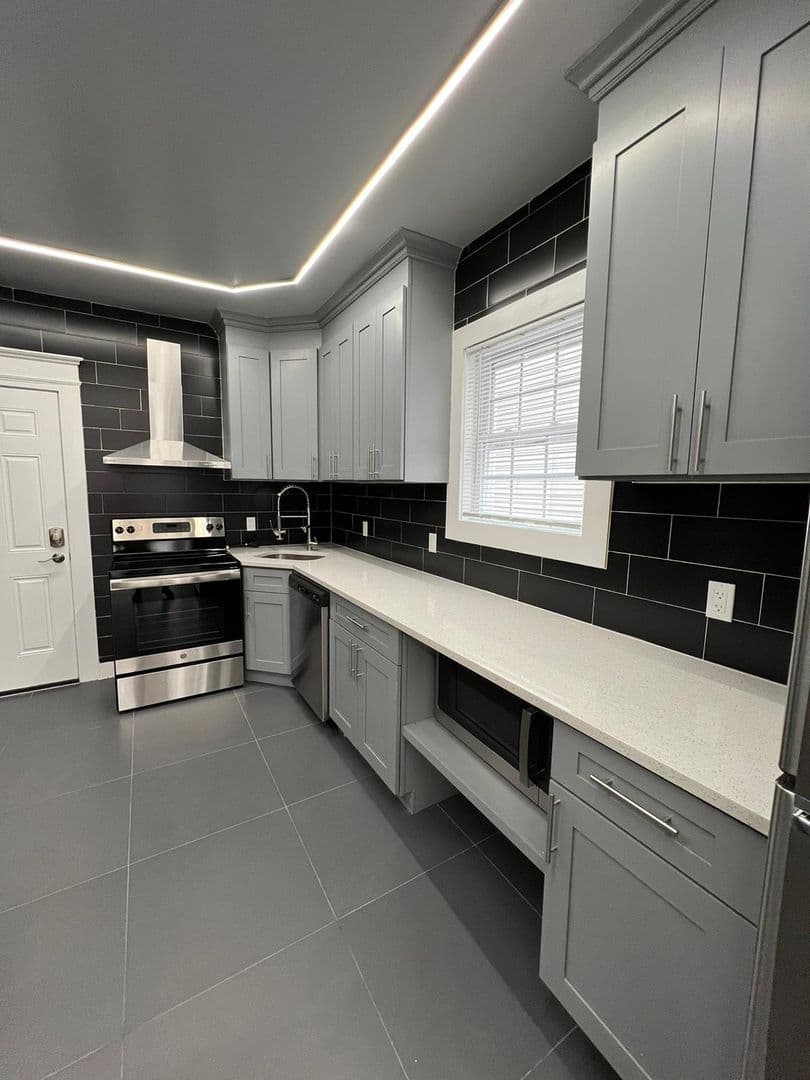 New Haven Apartment: 423 Shelton Ave
