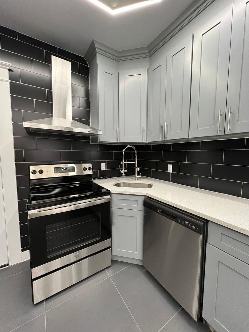 New Haven Apartment: 423 Shelton Ave