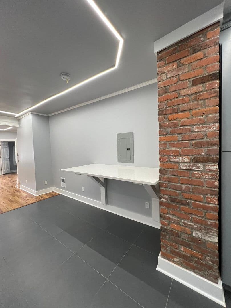 New Haven Apartment: 423 Shelton Ave