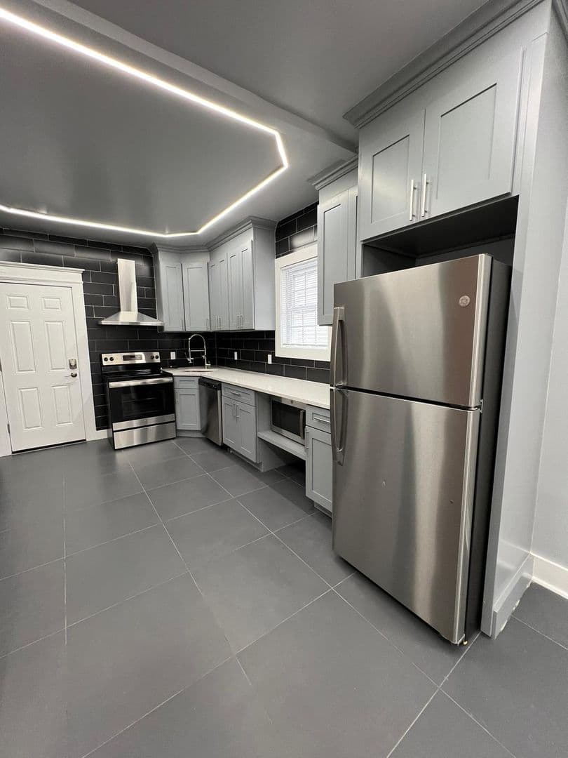 New Haven Apartment: 423 Shelton Ave